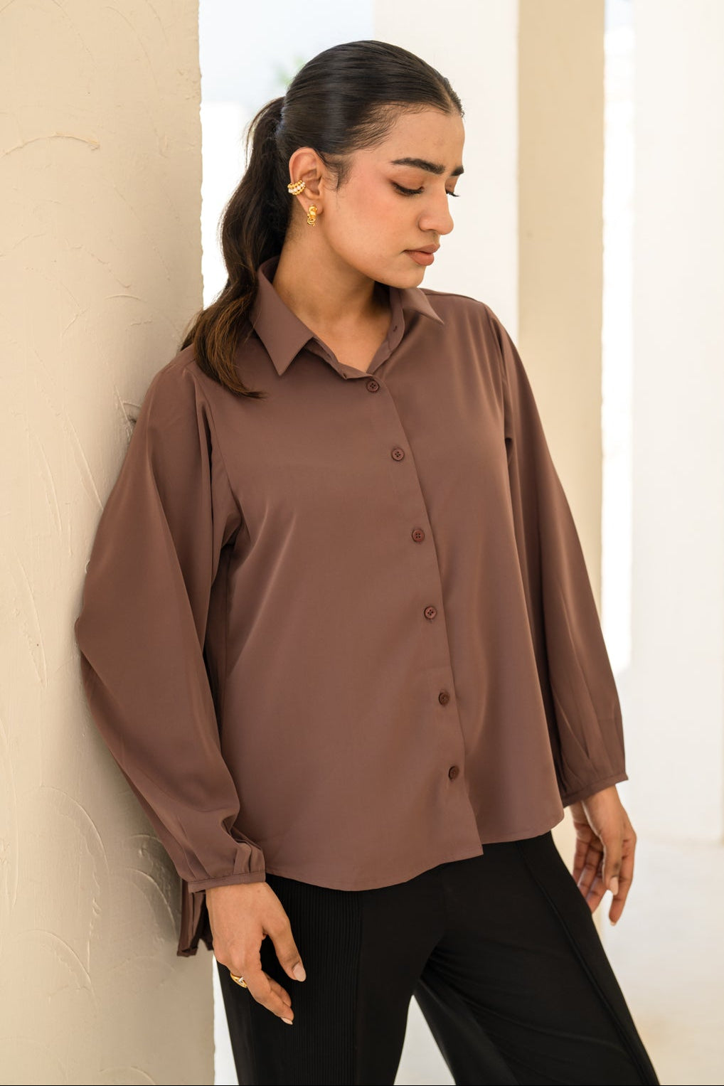 THE PLEAT BACK HI-LO SHIRT
